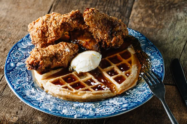 Kippenvleugels en wafels geserveerd met boter en braambessensyru — Stockfoto