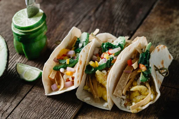Frühstück Tacos mit Eiern, Avocado und frisch geschnittenem Gemüse — Stockfoto