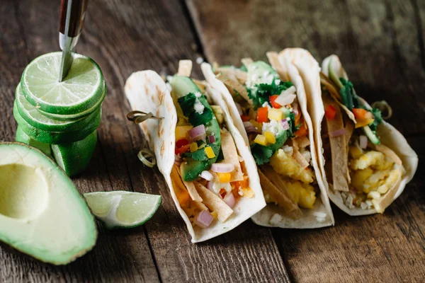 Tacos de desayuno con huevos, aguacate y verduras frescas cortadas —  Fotos de Stock