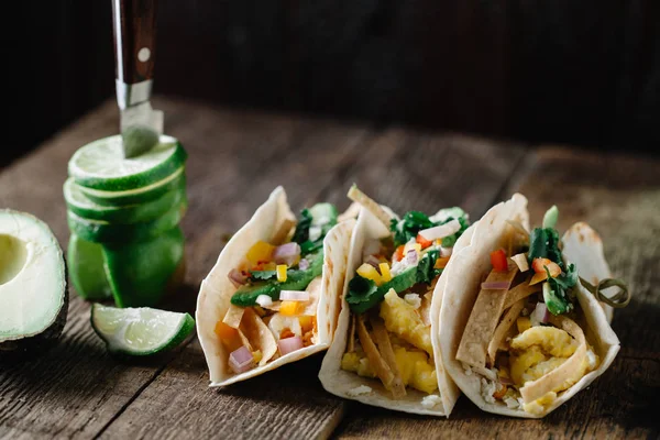 Tacos de desayuno con huevos, aguacate y verduras frescas cortadas —  Fotos de Stock