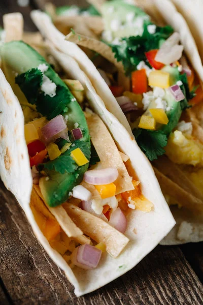 Frühstück Tacos mit Eiern, Avocado und frisch geschnittenem Gemüse — Stockfoto