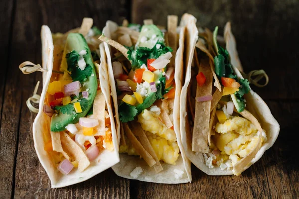 Tacos de desayuno con huevos, aguacate y verduras frescas cortadas —  Fotos de Stock