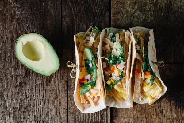 Frühstück Tacos mit Eiern, Avocado und frisch geschnittenem Gemüse — Stockfoto