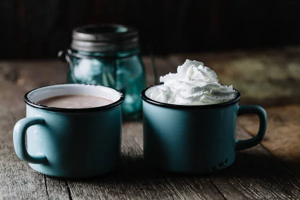 Dos tazas de cacao caliente en la superficie de madera rústica — Foto de Stock