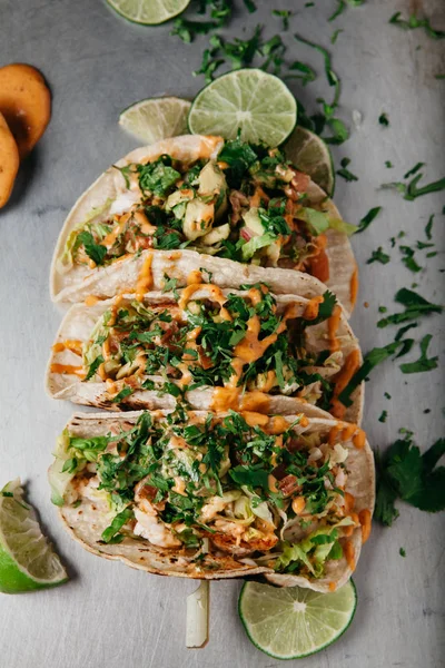 Trois tacos de poisson avec laitue, tomate, avocat et beaucoup de coriandre — Photo