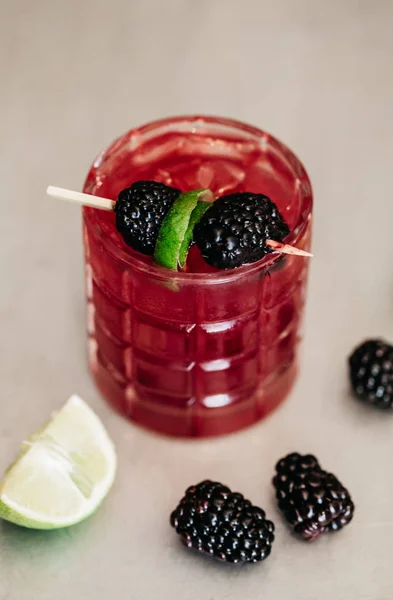 夏天的酒精鸡尾酒，用黑莓和石灰装饰 — 图库照片