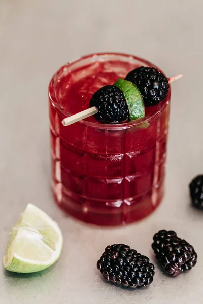 Coquetel alcoólico de verão decorado com amoras e limão — Fotografia de Stock