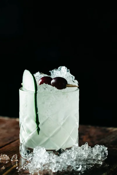 Summer cocktail with crushed ice and  cucumber vodka — ストック写真