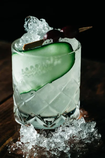 Summer cocktail with crushed ice and  cucumber vodka — ストック写真