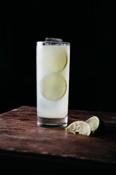 Cóctel alcohólico en un vaso alto sobre fondo oscuro — Foto de Stock