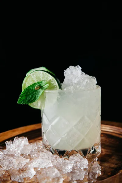 Summer refreshing alcoholic cocktail garnished with cucumbers an — ストック写真