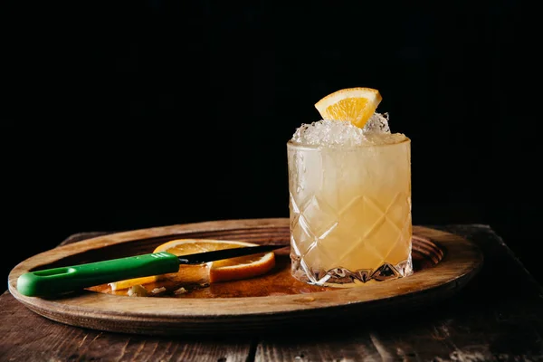 A summer citrusy cocktail on dark background — ストック写真