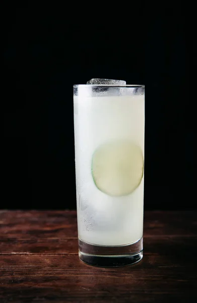 Alkoholický koktejl ve vysoké sklenici na tmavém pozadí — Stock fotografie