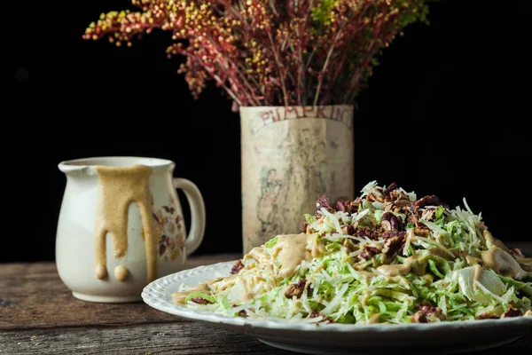 Salada gourmet com parmesão em fundo rústico — Fotografia de Stock