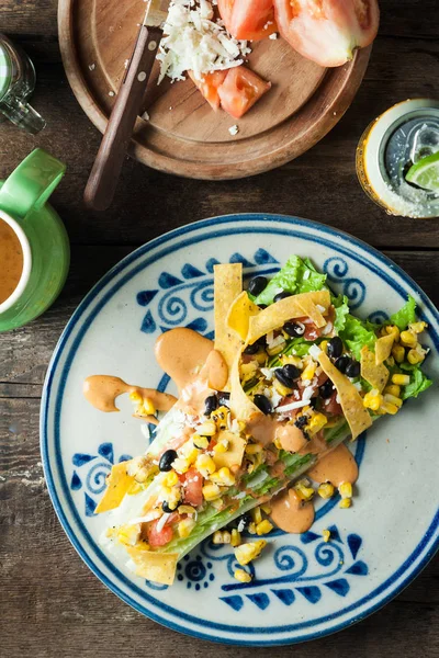 Ein Gourmetsalat auf rustikaler Oberfläche, senkrecht, von oben — Stockfoto