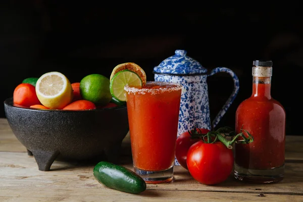 Büyük bardakta Michelada kokteyli.