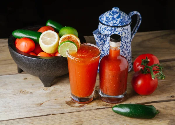Büyük bardakta Michelada kokteyli.