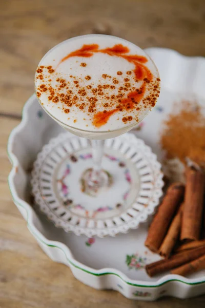 Coquetel de outono espumado decorado com paus de canela — Fotografia de Stock