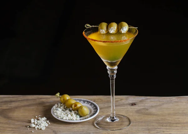 Cocktail Martini sujo decorado com azeitonas recheadas — Fotografia de Stock