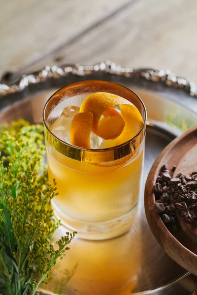 Whiskey cocktail with on an orange peel — Stock Photo, Image