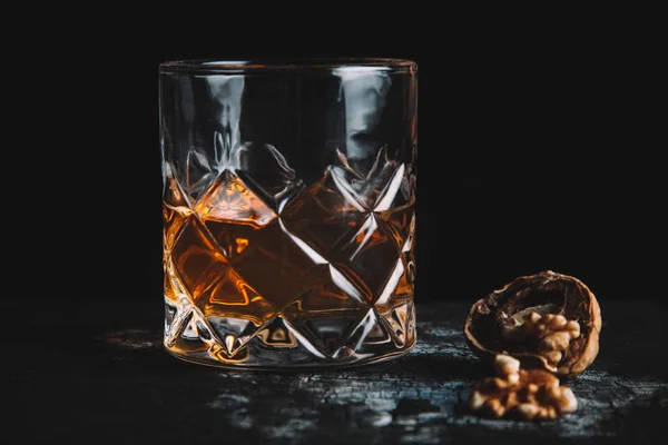 Cocktail vecchio stile su sfondo scuro — Foto Stock