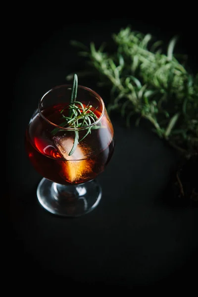 Alcoholic cocktail on dark moody background — ストック写真