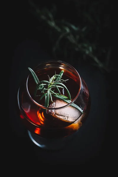 Coquetel alcoólico no fundo escuro e mal-humorado — Fotografia de Stock