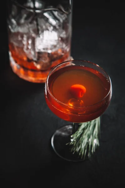 Manhattan Cocktail em fundo escuro — Fotografia de Stock