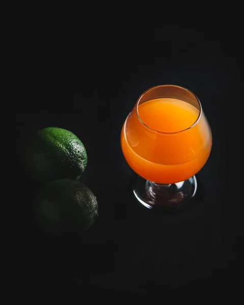 Jasnopomarańczowy koktajl na ciemnym tle — Zdjęcie stockowe