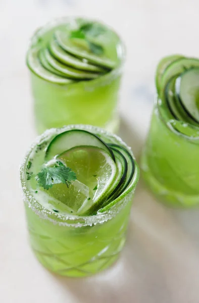 Cucumber and lime alcoholic cocktails on white marble surface — ストック写真