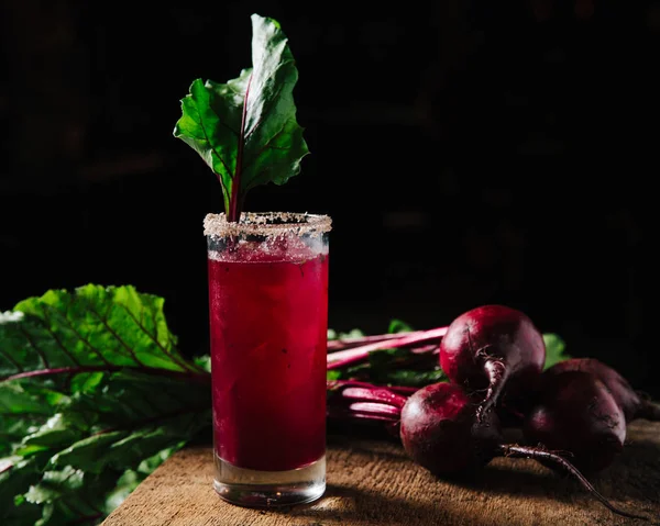 Red beet juice and gin cocktail on rustic background — ストック写真