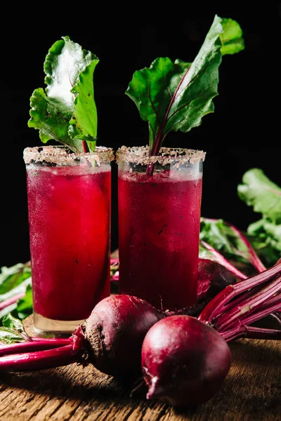 红色甜菜汁，高玻璃杯，乡村音乐背景 — 图库照片