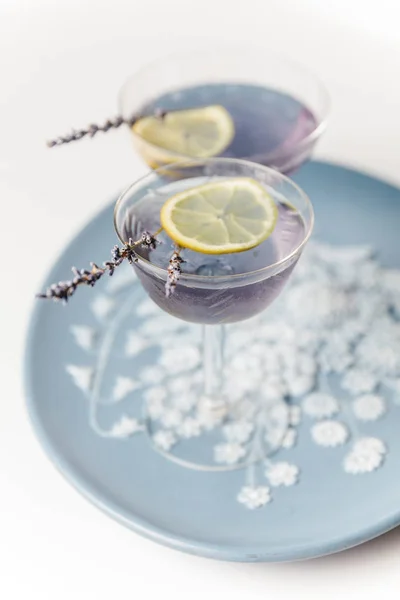 Cócteles de limonada de lavanda en una bandeja vintage — Foto de Stock