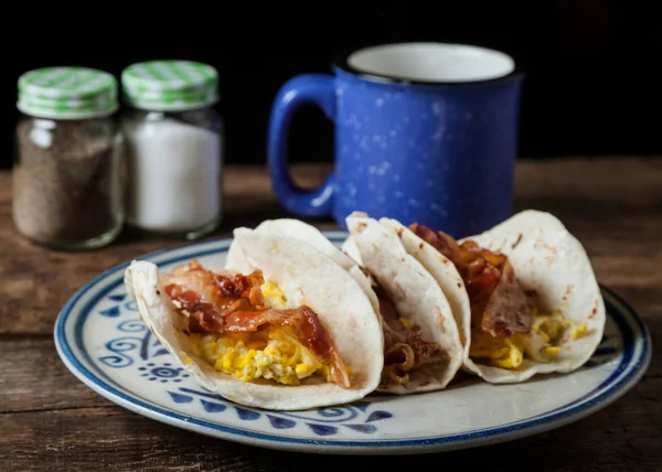 Bacon de vidro crocante e ovos fritos tacos de café da manhã — Fotografia de Stock