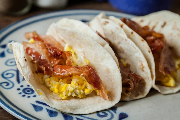 Bacon de vidro crocante e ovos fritos tacos de café da manhã — Fotografia de Stock