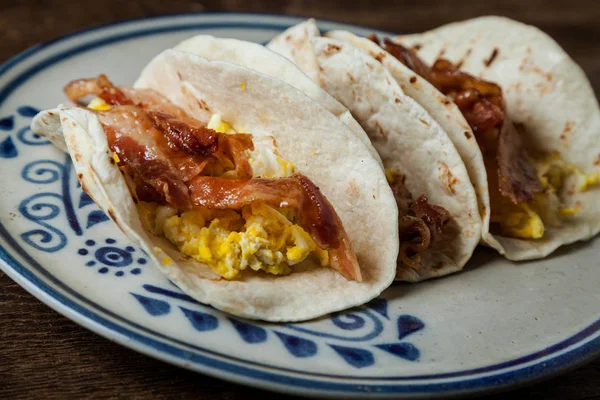 Bacon de vidro crocante e ovos fritos tacos de café da manhã — Fotografia de Stock