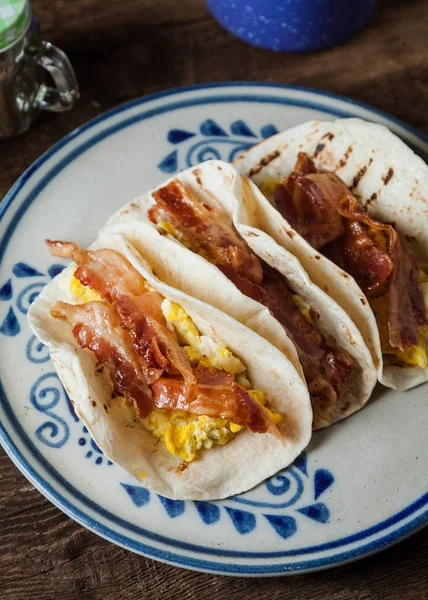 Bacon de vidro crocante e ovos fritos tacos de café da manhã — Fotografia de Stock