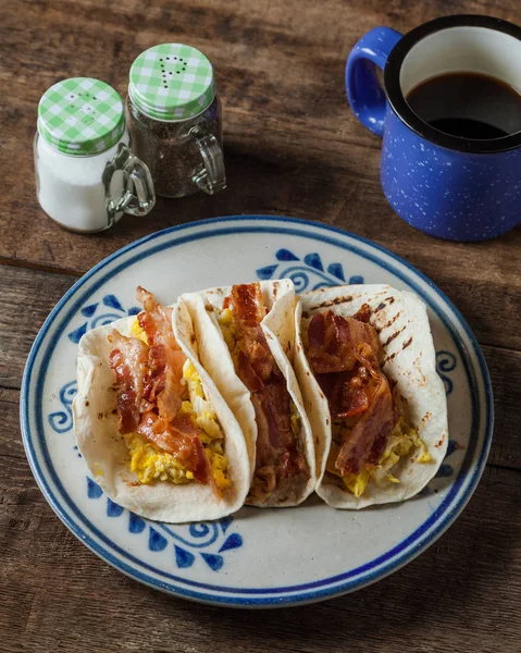 Bacon de vidro crocante e ovos fritos tacos de café da manhã — Fotografia de Stock