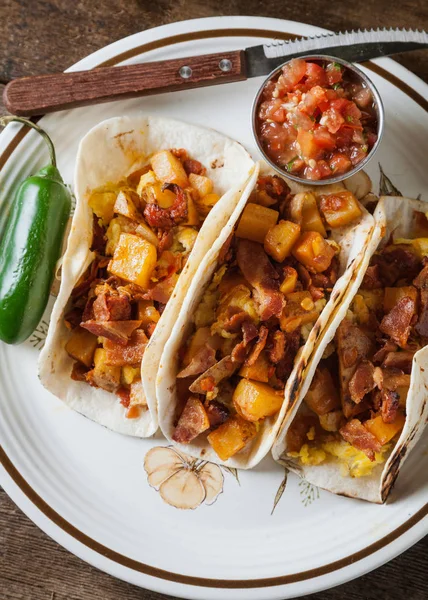 Salsicha Chorizo, ovos, bacon e haxixe de batata tacos de café da manhã — Fotografia de Stock