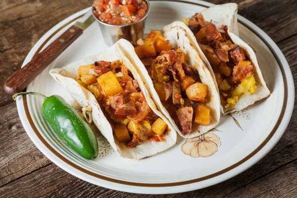 Salsicha Chorizo, ovos, bacon e haxixe de batata tacos de café da manhã — Fotografia de Stock