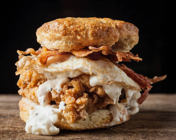 Galleta de mantequilla y sándwich de pechuga de pollo frito con papas fritas —  Fotos de Stock