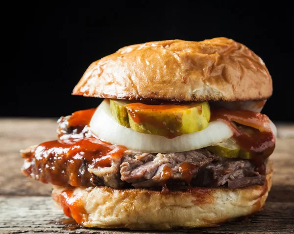 Smoked brisket sandwich with pickles, onions and bbq sauce — Stock Photo, Image