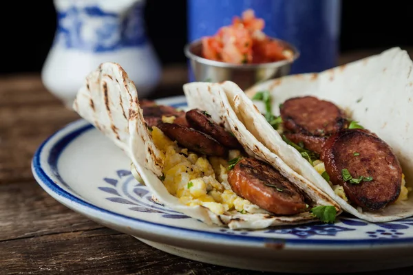 Sosisli taco, yumurta ve kişniş ile kahvaltılık taco.