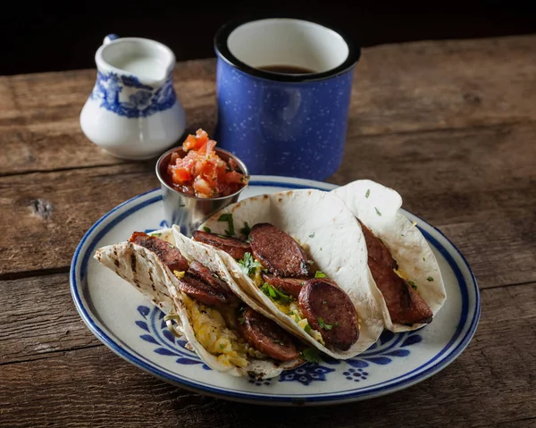 Tacos de pequeno-almoço com tacos de salsicha kielbasa, ovos e cilanro — Fotografia de Stock