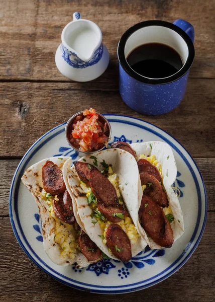 Tacos de pequeno-almoço com tacos de salsicha kielbasa, ovos e cilanro — Fotografia de Stock