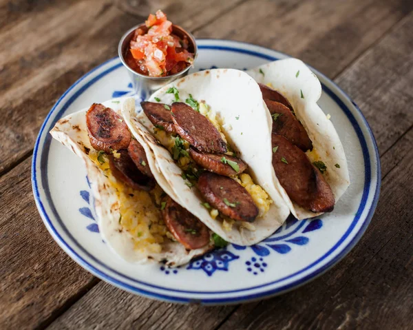 Tacos de pequeno-almoço com tacos de salsicha kielbasa, ovos e cilanro — Fotografia de Stock