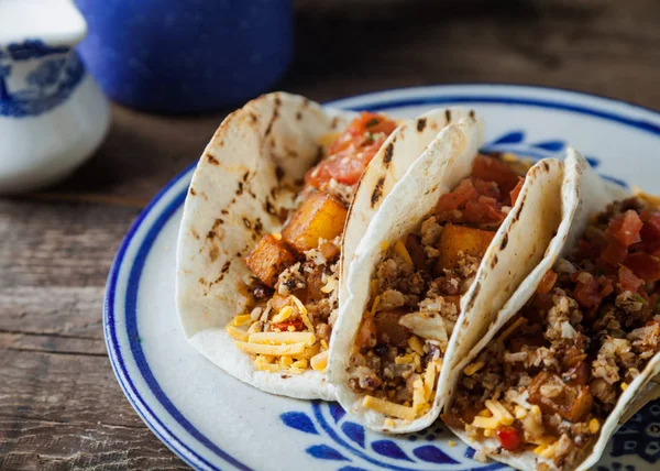 Tacos de café da manhã vegetariano com couve-flor temperada, batata tem — Fotografia de Stock