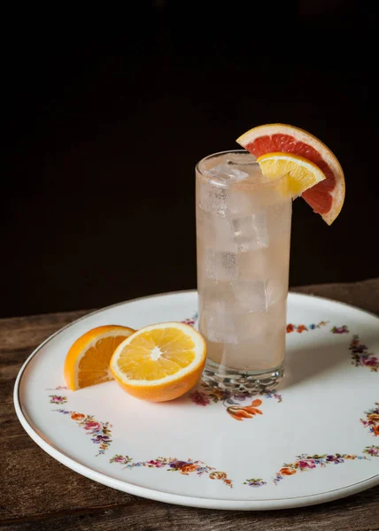 Coquetel alcoólico decorado com uma fatia de laranja sangue — Fotografia de Stock