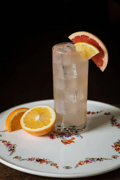 Coquetel alcoólico decorado com uma fatia de laranja sangue — Fotografia de Stock