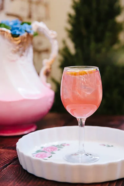 Coquetel alcoólico rosa em um copo de vinho alto — Fotografia de Stock